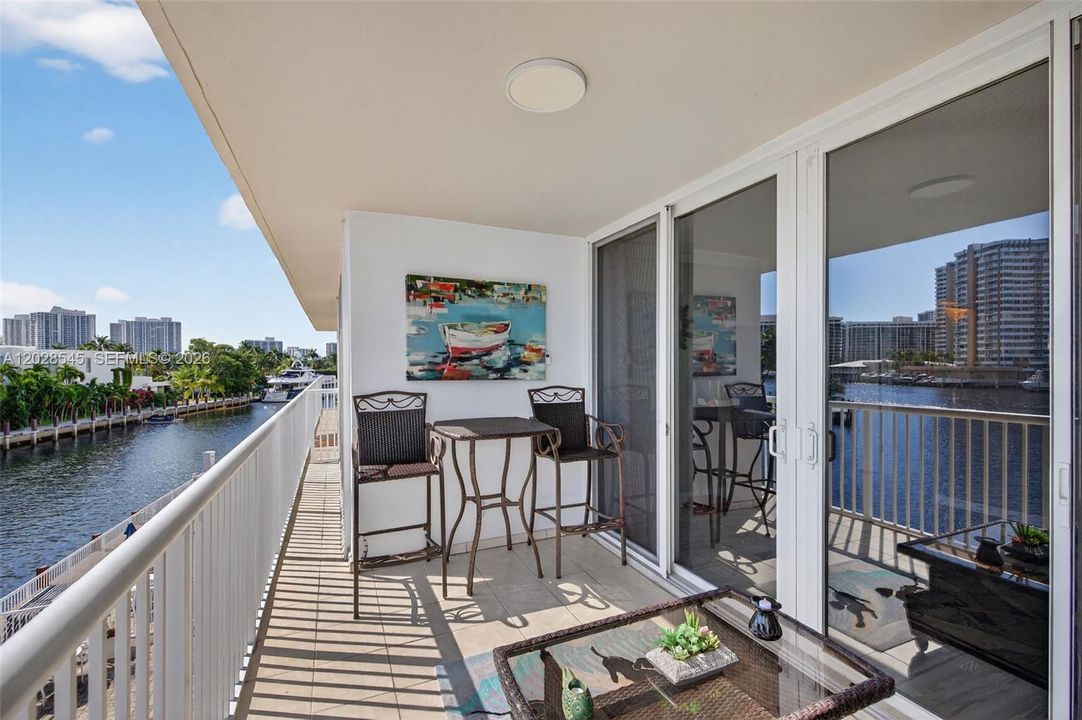 For Rent: $2,500 (1 beds, 2 baths, 900 Square Feet)