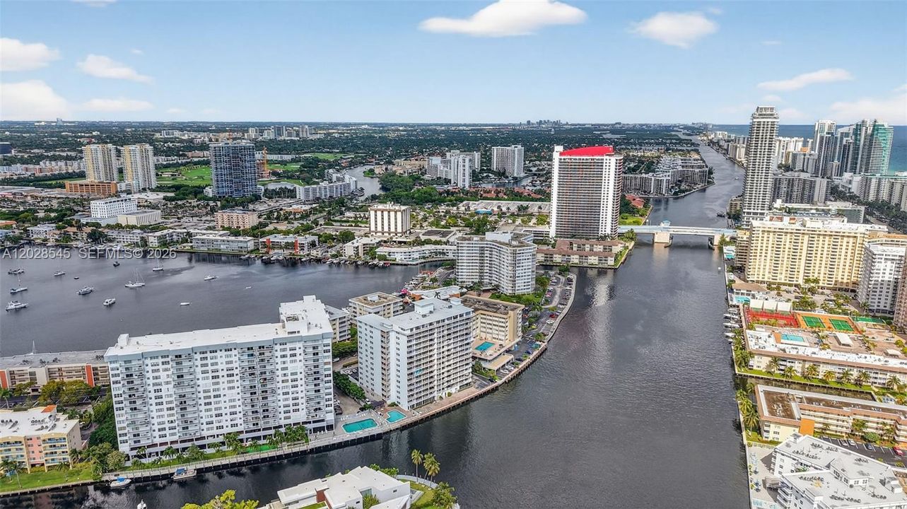 For Rent: $2,500 (1 beds, 2 baths, 900 Square Feet)