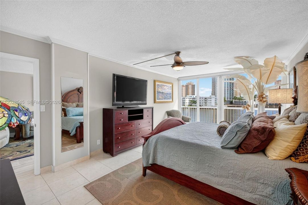 For Rent: $2,500 (1 beds, 2 baths, 900 Square Feet)