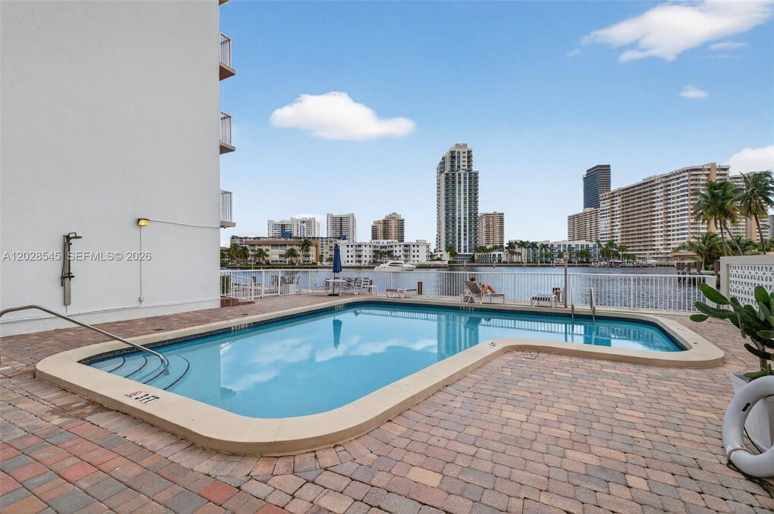For Rent: $2,500 (1 beds, 2 baths, 900 Square Feet)