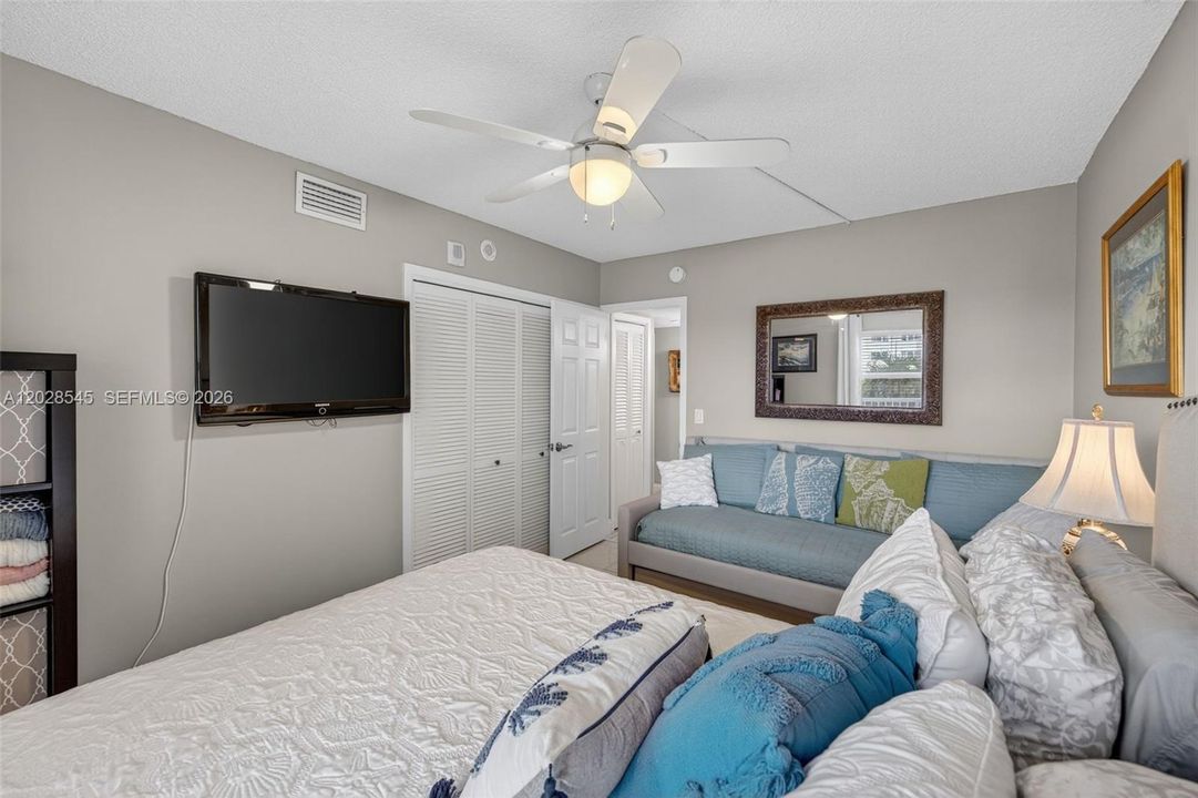 For Rent: $2,500 (1 beds, 2 baths, 900 Square Feet)