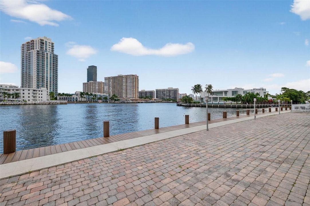 For Rent: $2,500 (1 beds, 2 baths, 900 Square Feet)