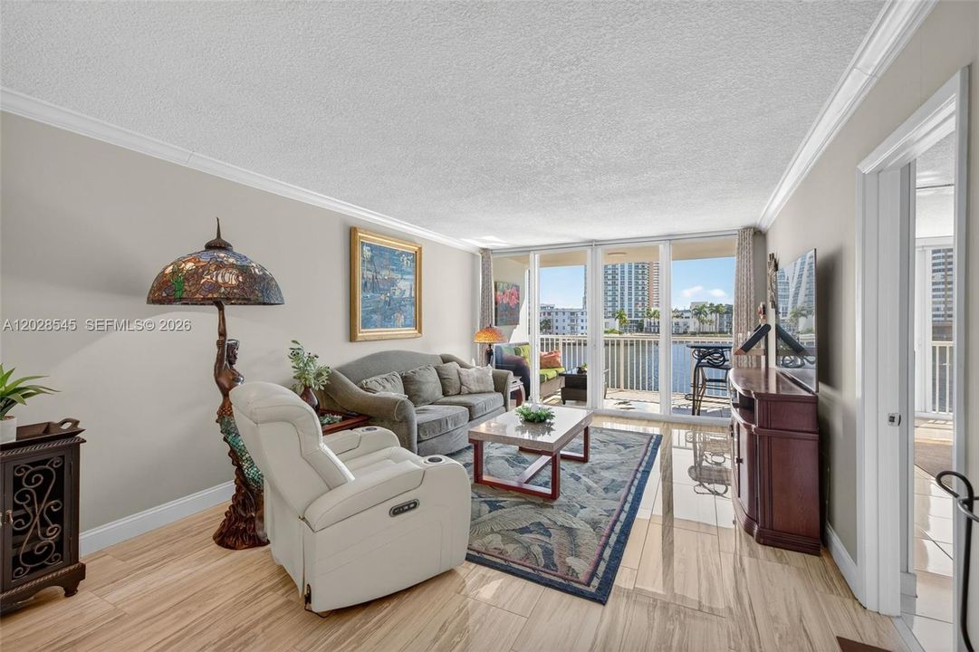For Rent: $2,500 (1 beds, 2 baths, 900 Square Feet)