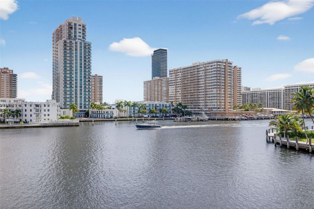 For Rent: $2,500 (1 beds, 2 baths, 900 Square Feet)