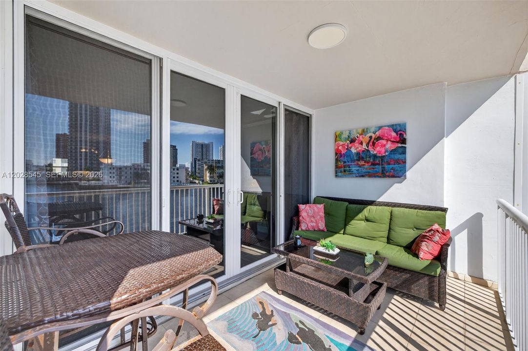 For Rent: $2,500 (1 beds, 2 baths, 900 Square Feet)