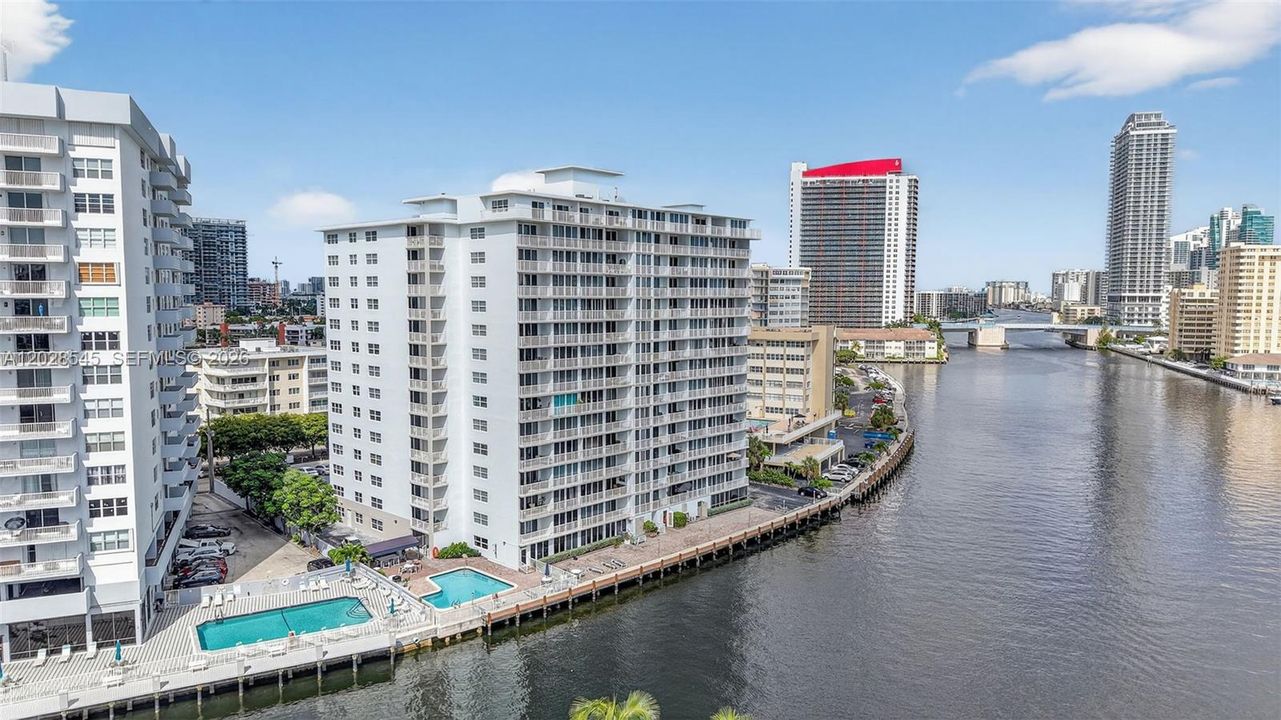 For Rent: $2,500 (1 beds, 2 baths, 900 Square Feet)
