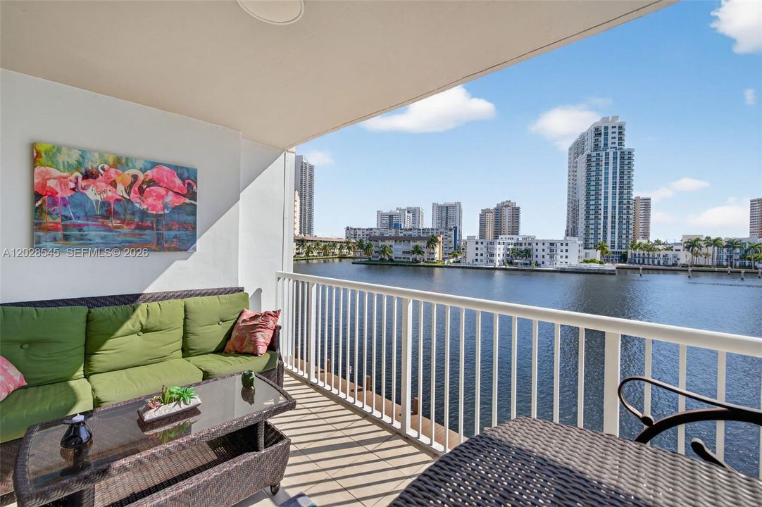 For Rent: $2,500 (1 beds, 2 baths, 900 Square Feet)