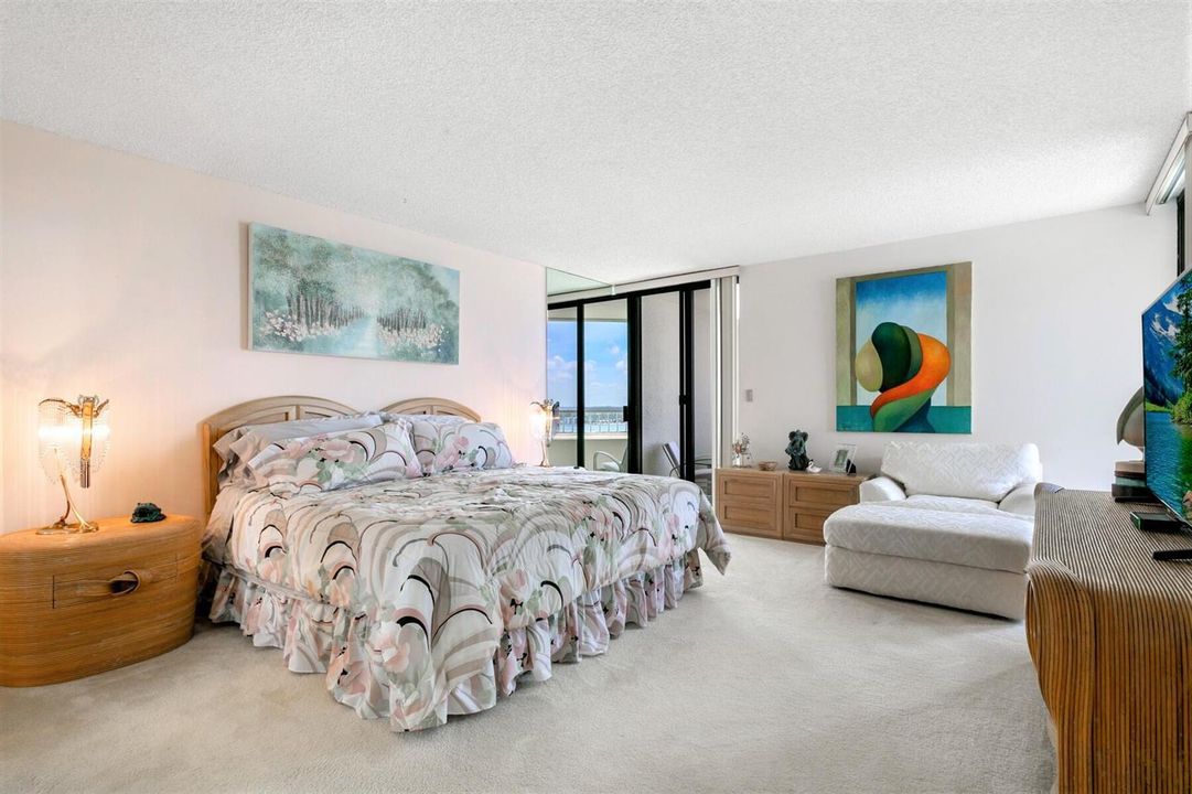 Master Bedroom_web (1).jpg tom