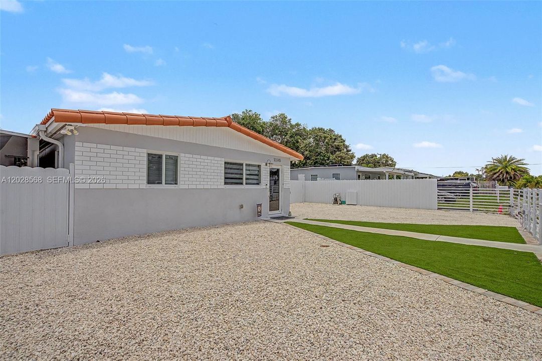 For Sale: $598,500 (3 beds, 1 baths, 1038 Square Feet)