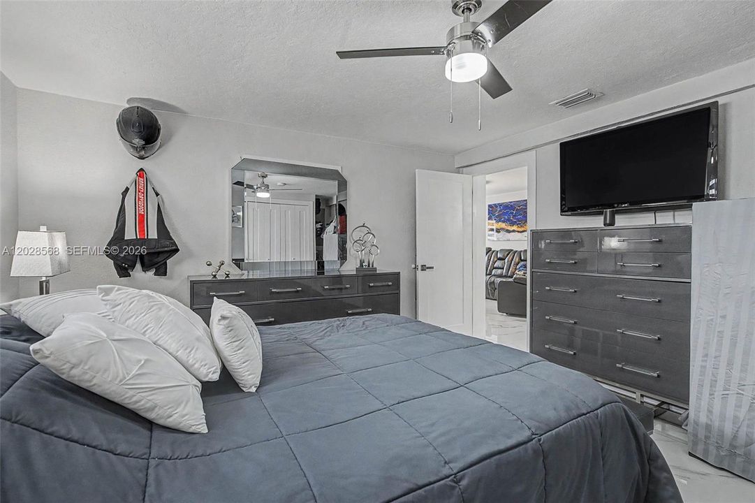 For Sale: $598,500 (3 beds, 1 baths, 1038 Square Feet)