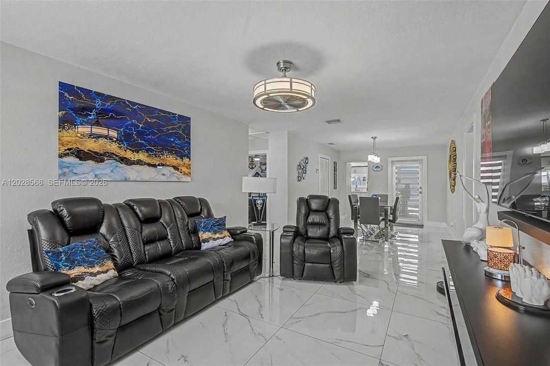 For Sale: $598,500 (3 beds, 1 baths, 1038 Square Feet)