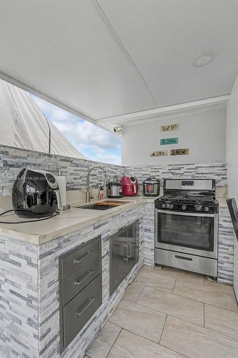 For Sale: $598,500 (3 beds, 1 baths, 1038 Square Feet)