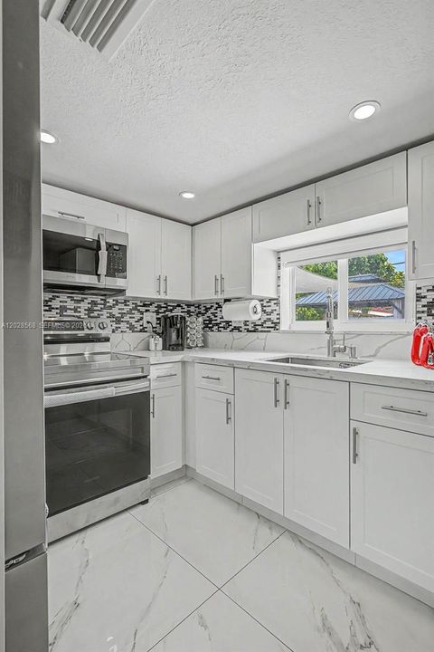 For Sale: $598,500 (3 beds, 1 baths, 1038 Square Feet)