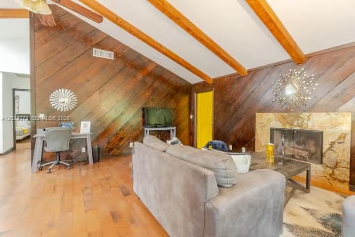 For Rent: $3,500 (2 beds, 1 baths, 866 Square Feet)