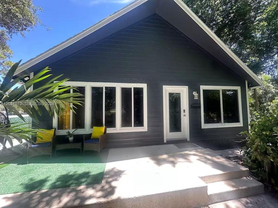 For Rent: $3,500 (2 beds, 1 baths, 866 Square Feet)