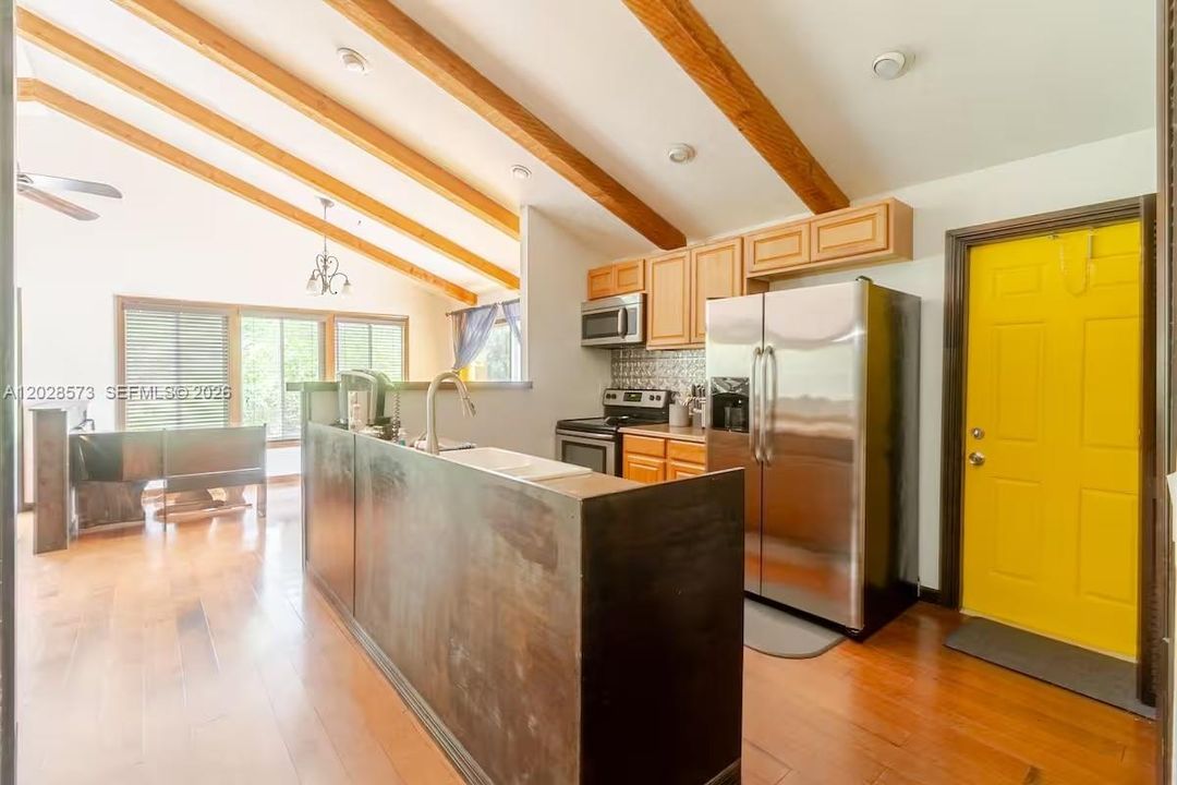 For Rent: $3,500 (2 beds, 1 baths, 866 Square Feet)