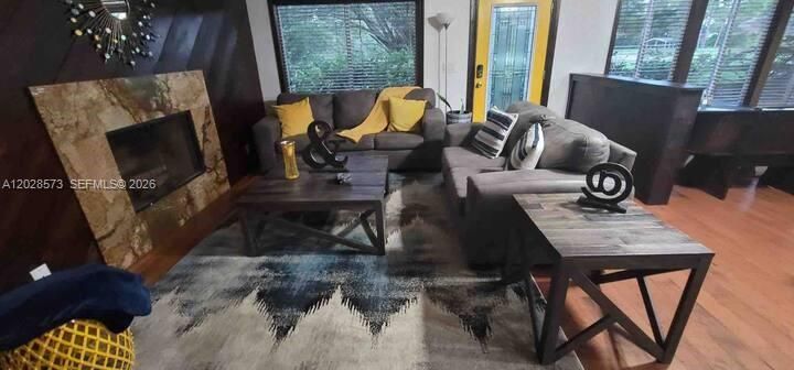 For Rent: $3,500 (2 beds, 1 baths, 866 Square Feet)