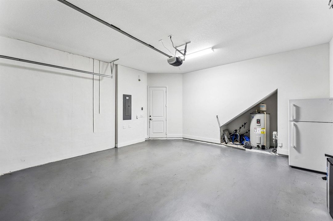 Finished Garage w Fridge