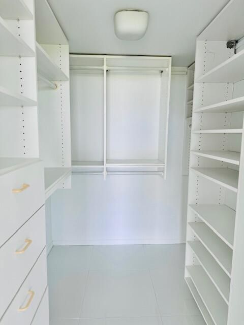 WALKING CLOSET