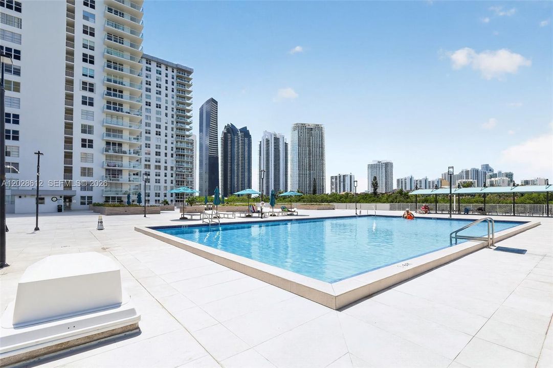合同活跃: $429,000 (2 贝兹, 2 浴室, 1276 平方英尺)