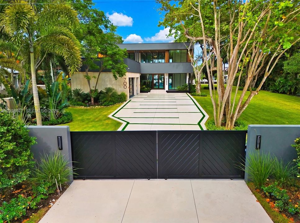 For Sale: $13,995,000 (6 beds, 6 baths, 6658 Square Feet)