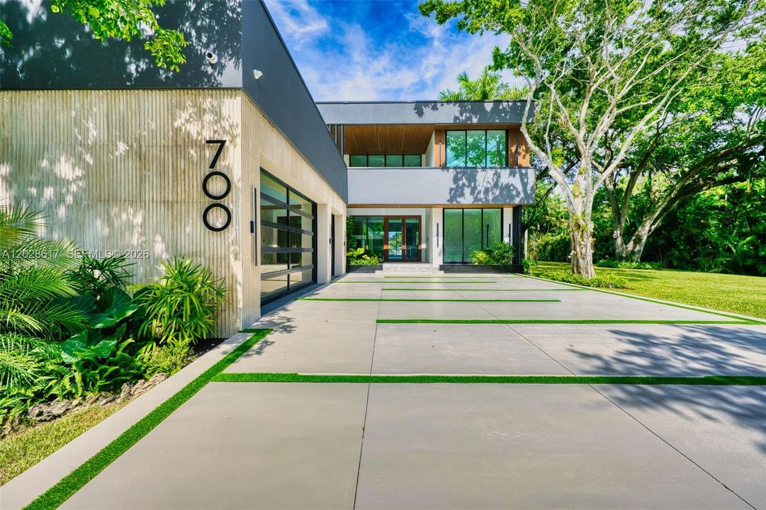 For Sale: $13,995,000 (6 beds, 6 baths, 6658 Square Feet)