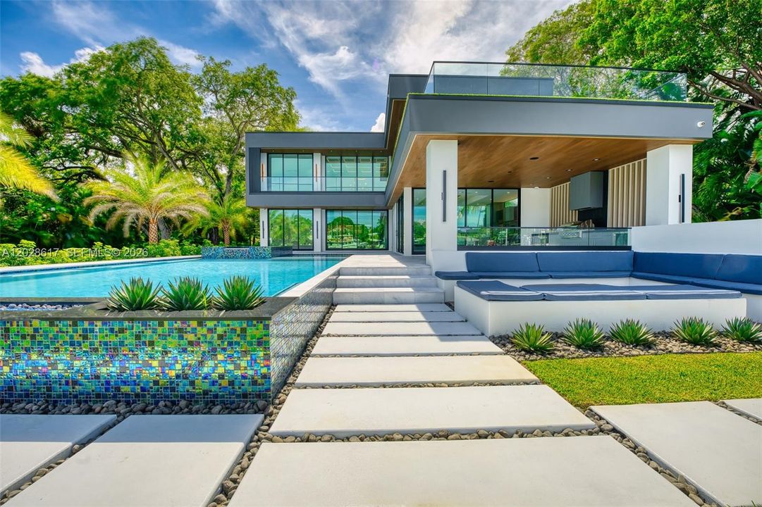 For Sale: $13,995,000 (6 beds, 6 baths, 6658 Square Feet)