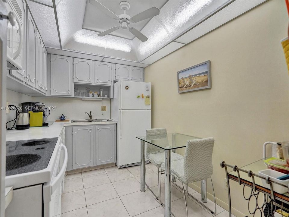 For Sale: $225,000 (1 beds, 1 baths, 850 Square Feet)