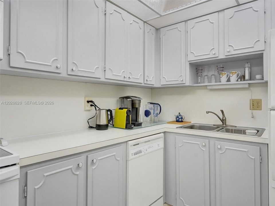For Sale: $225,000 (1 beds, 1 baths, 850 Square Feet)