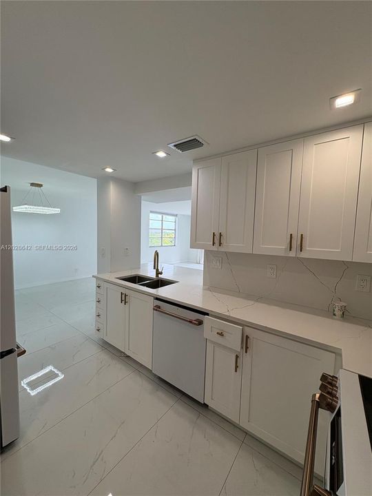 Active With Contract: $3,000 (2 beds, 2 baths, 1175 Square Feet)