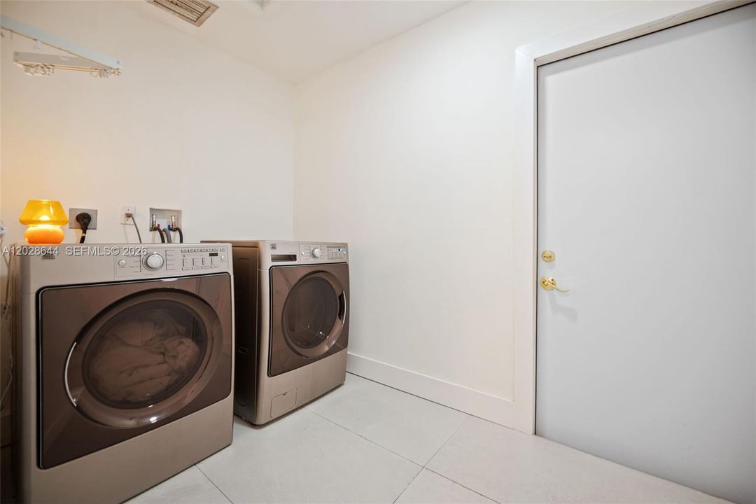 En Venta: $925,000 (4 camas, 3 baños, 2208 Pies cuadrados)
