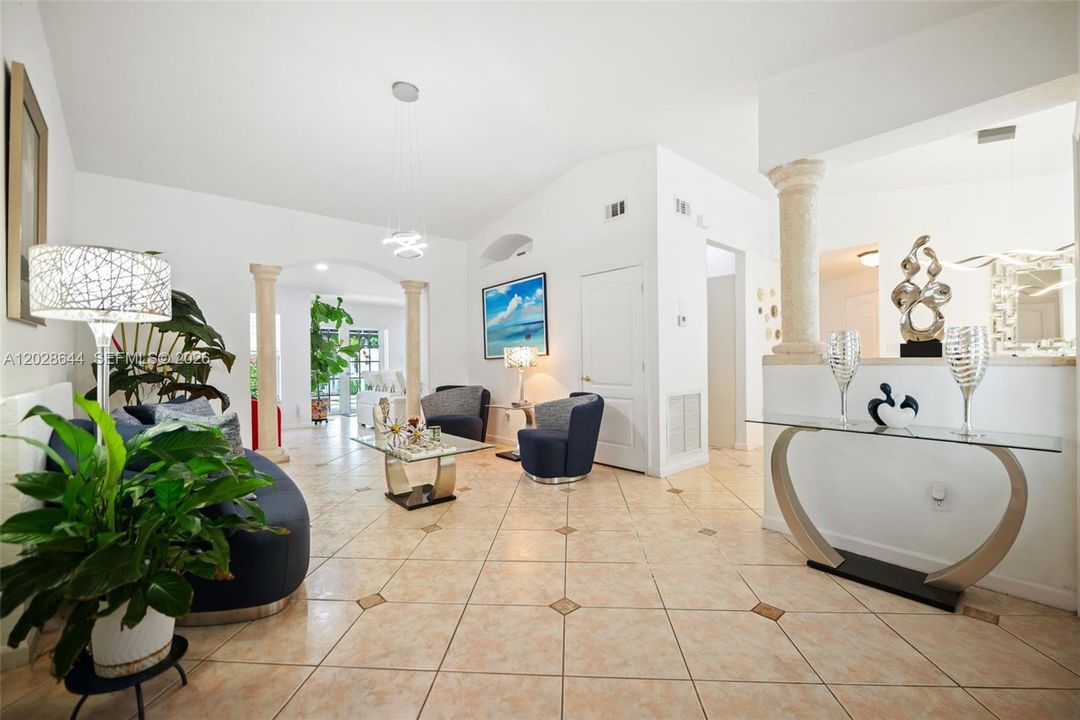 En Venta: $925,000 (4 camas, 3 baños, 2208 Pies cuadrados)