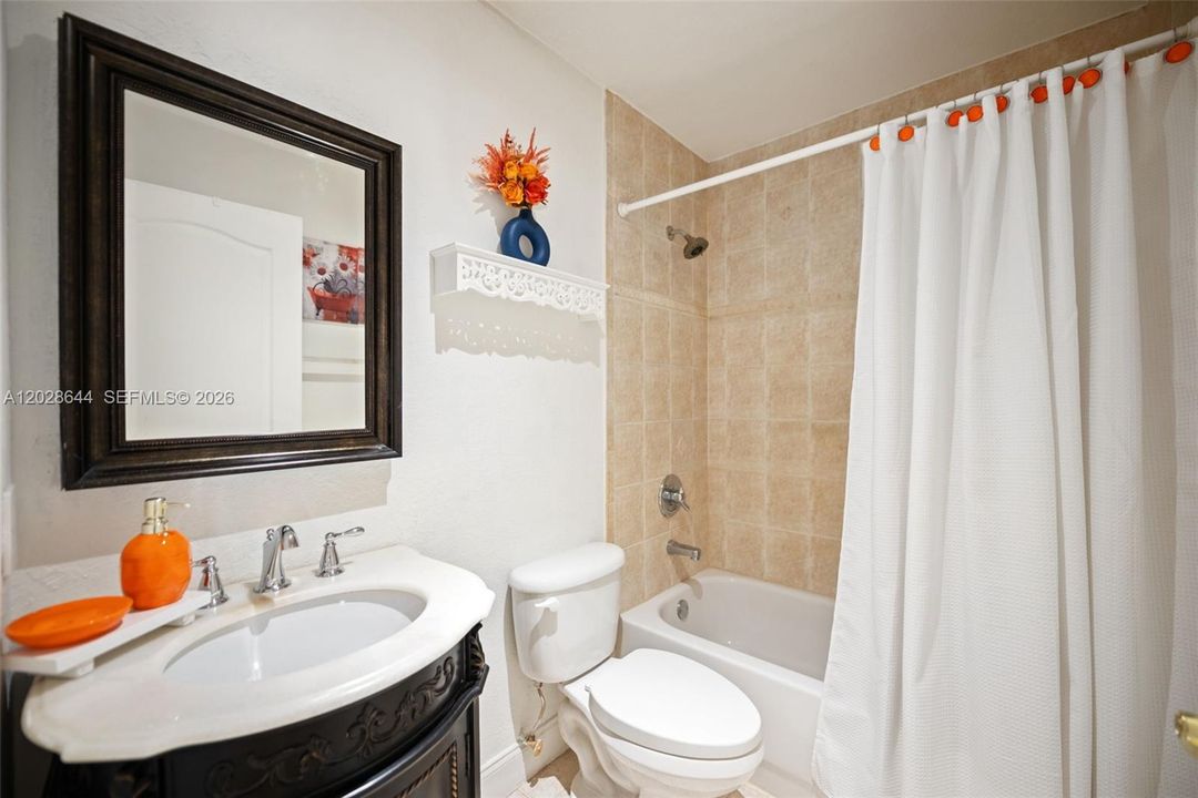 En Venta: $925,000 (4 camas, 3 baños, 2208 Pies cuadrados)