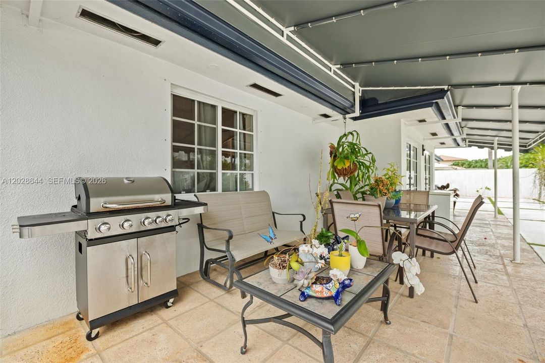 En Venta: $925,000 (4 camas, 3 baños, 2208 Pies cuadrados)