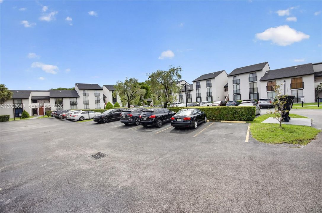 For Sale: $289,000 (2 beds, 2 baths, 956 Square Feet)
