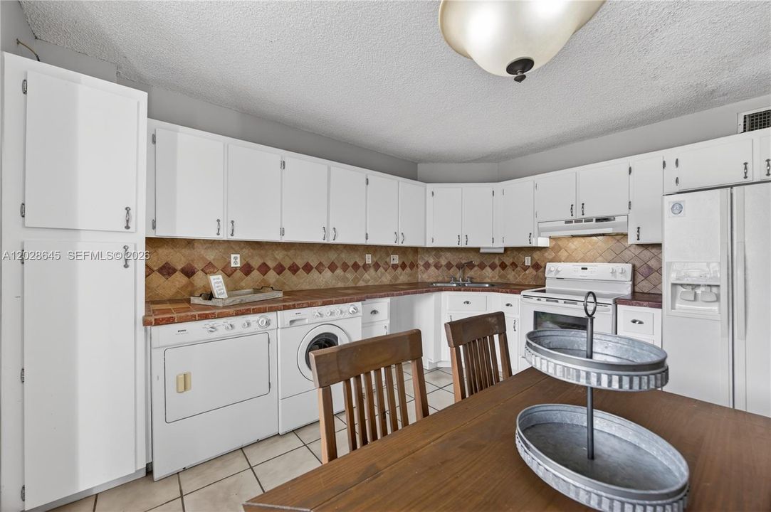 For Sale: $289,000 (2 beds, 2 baths, 956 Square Feet)