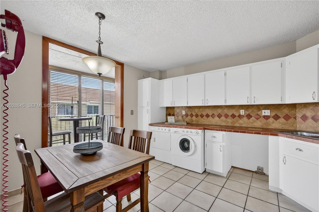 For Sale: $289,000 (2 beds, 2 baths, 956 Square Feet)