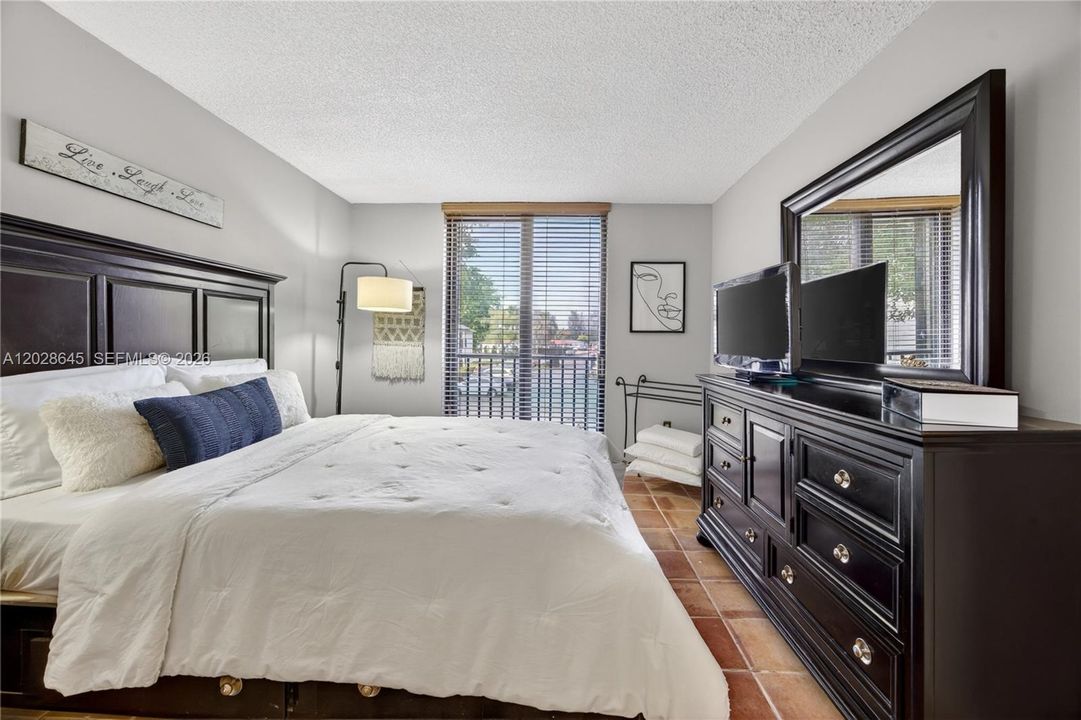 For Sale: $289,000 (2 beds, 2 baths, 956 Square Feet)