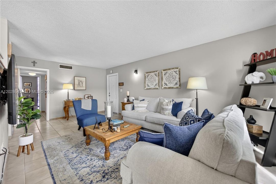 For Sale: $289,000 (2 beds, 2 baths, 956 Square Feet)