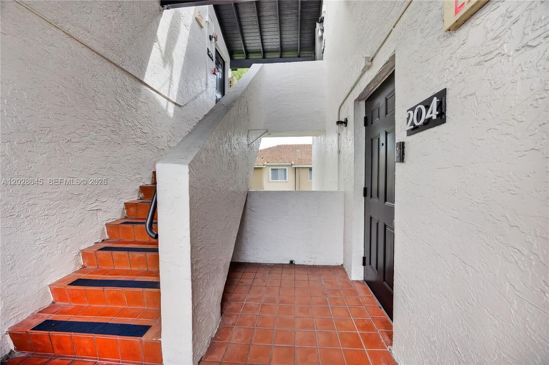 For Sale: $289,000 (2 beds, 2 baths, 956 Square Feet)