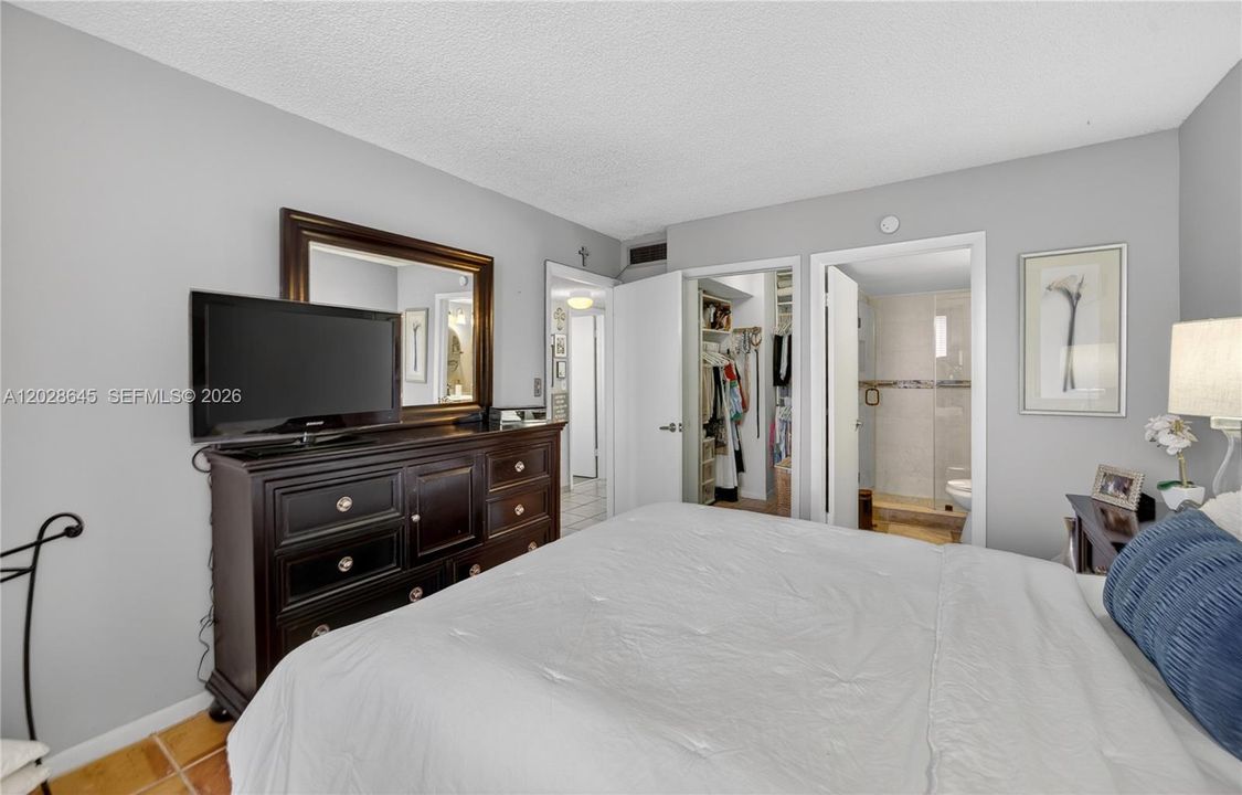 For Sale: $289,000 (2 beds, 2 baths, 956 Square Feet)