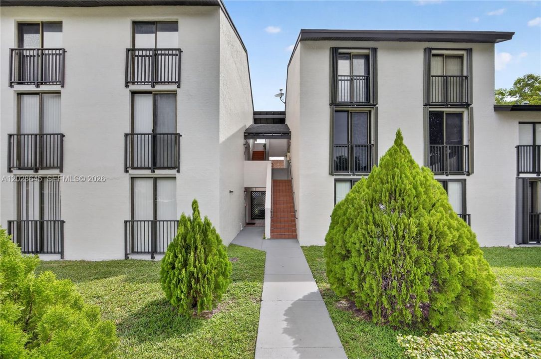 For Sale: $289,000 (2 beds, 2 baths, 956 Square Feet)