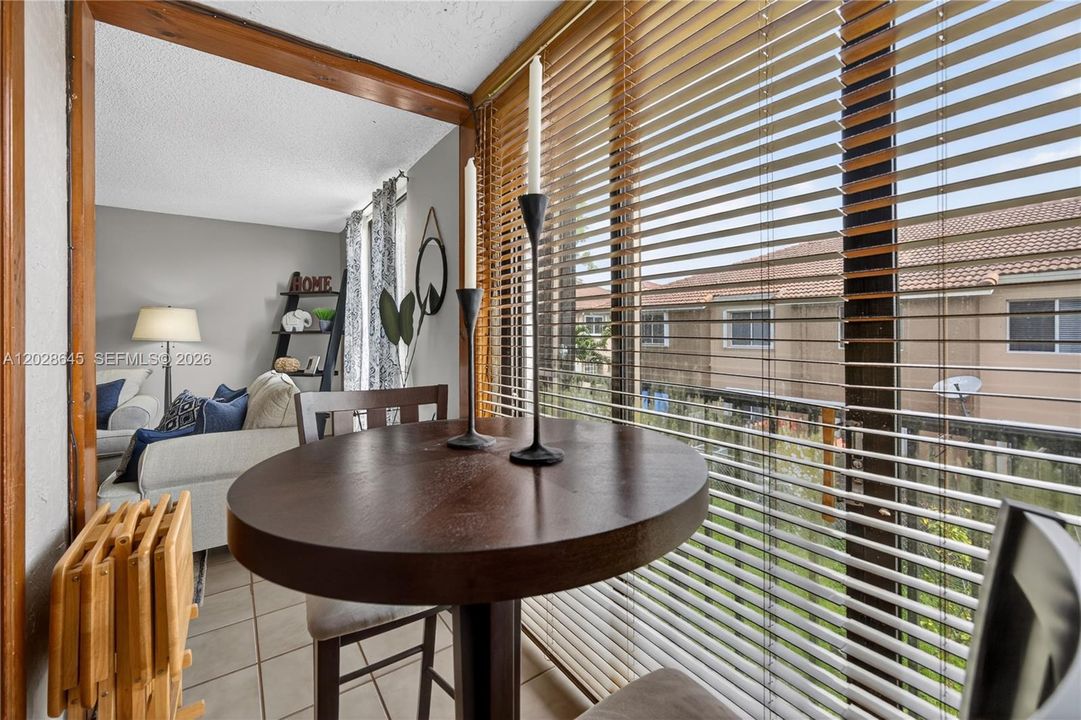 For Sale: $289,000 (2 beds, 2 baths, 956 Square Feet)