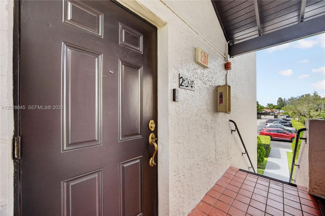 For Sale: $289,000 (2 beds, 2 baths, 956 Square Feet)