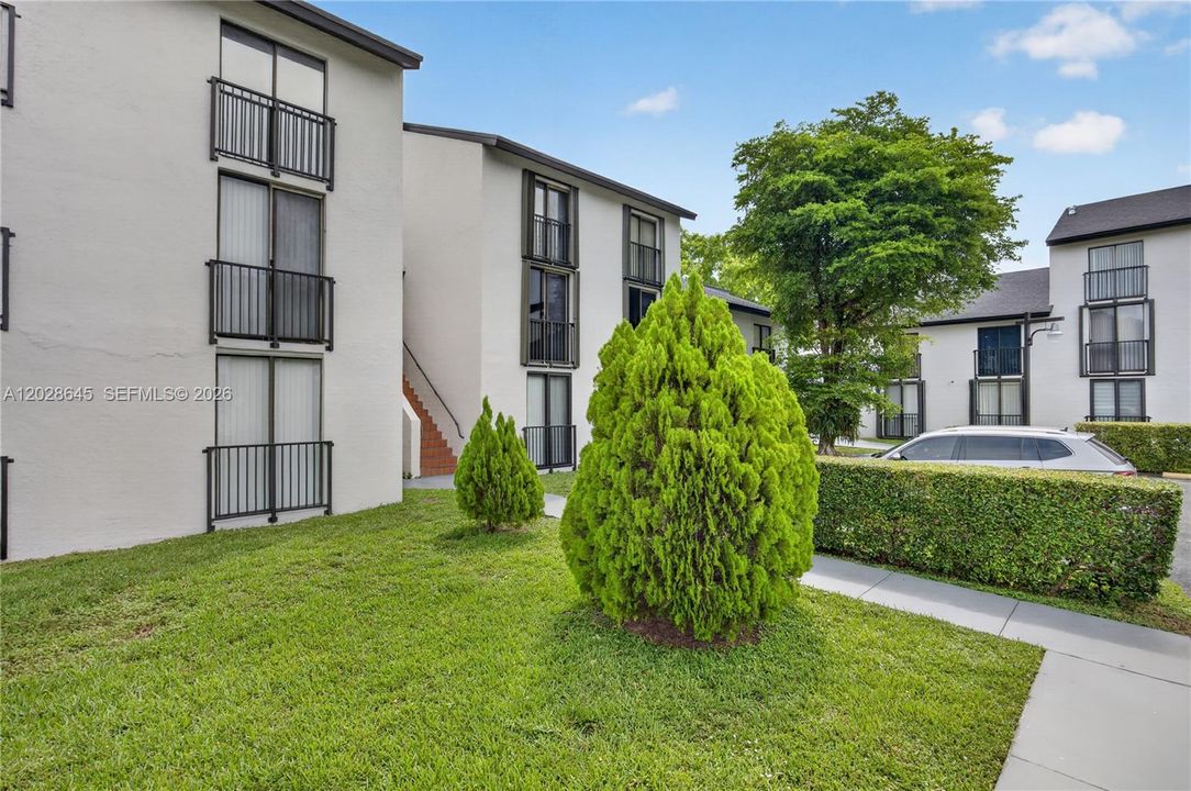 For Sale: $289,000 (2 beds, 2 baths, 956 Square Feet)