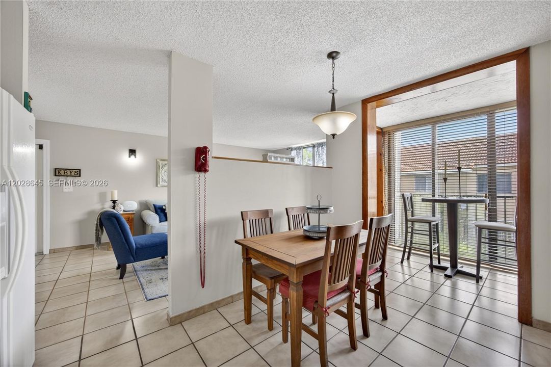 For Sale: $289,000 (2 beds, 2 baths, 956 Square Feet)