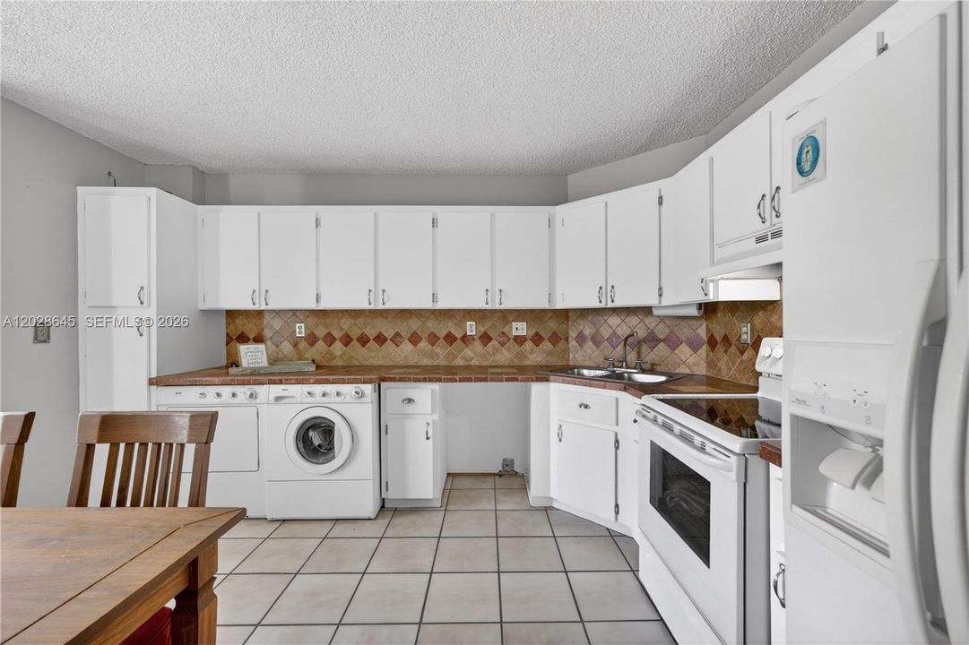 For Sale: $289,000 (2 beds, 2 baths, 956 Square Feet)