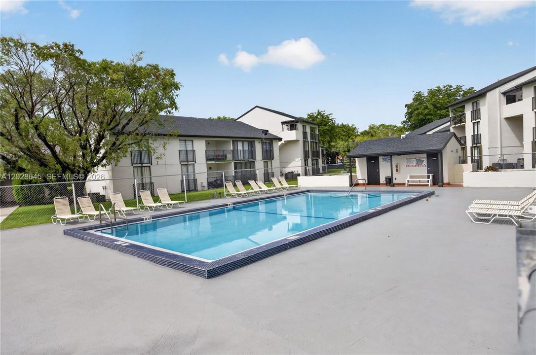 For Sale: $289,000 (2 beds, 2 baths, 956 Square Feet)