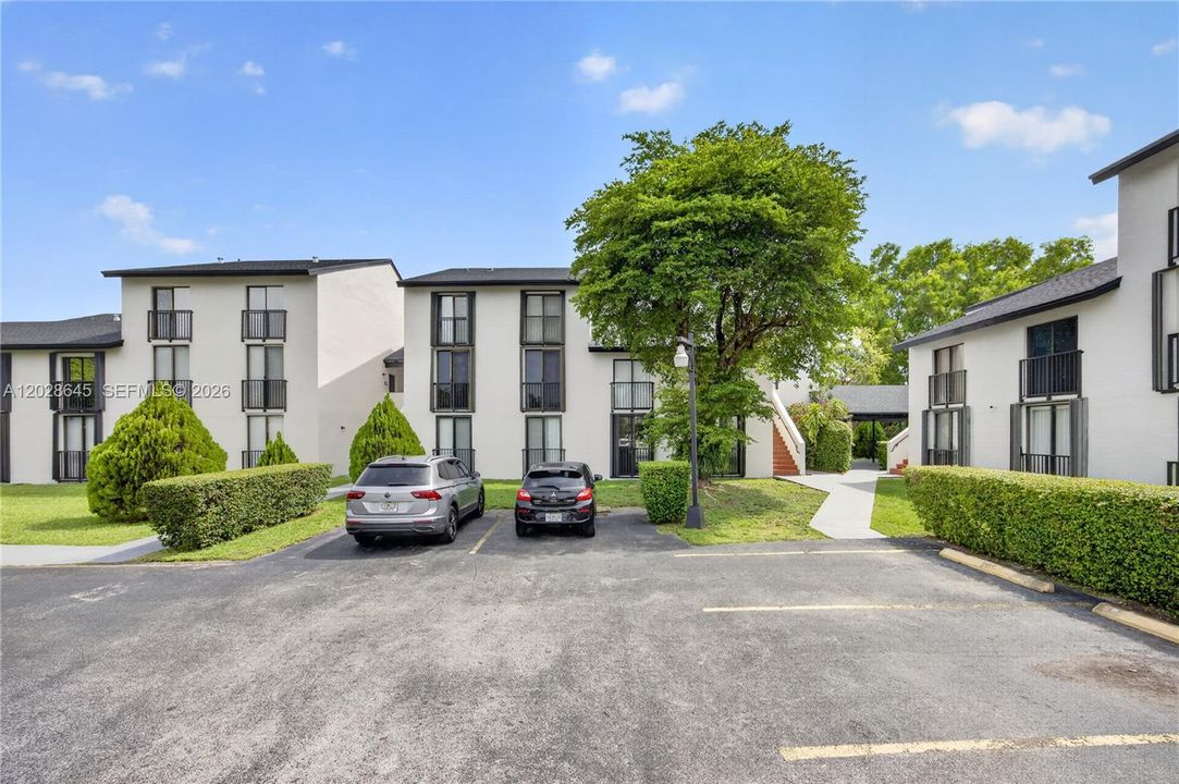 For Sale: $289,000 (2 beds, 2 baths, 956 Square Feet)