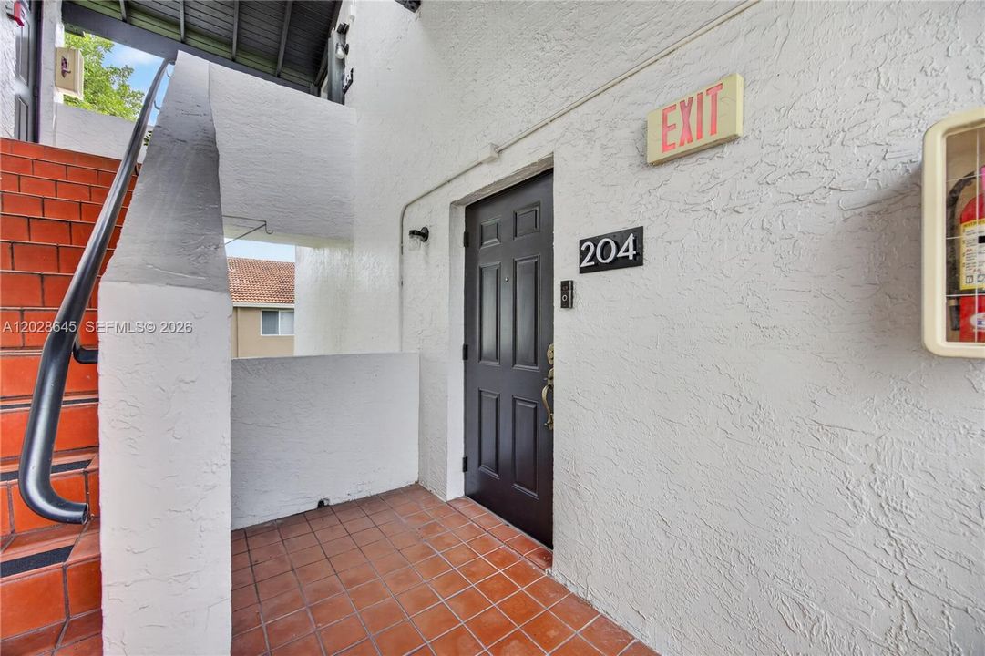 For Sale: $289,000 (2 beds, 2 baths, 956 Square Feet)